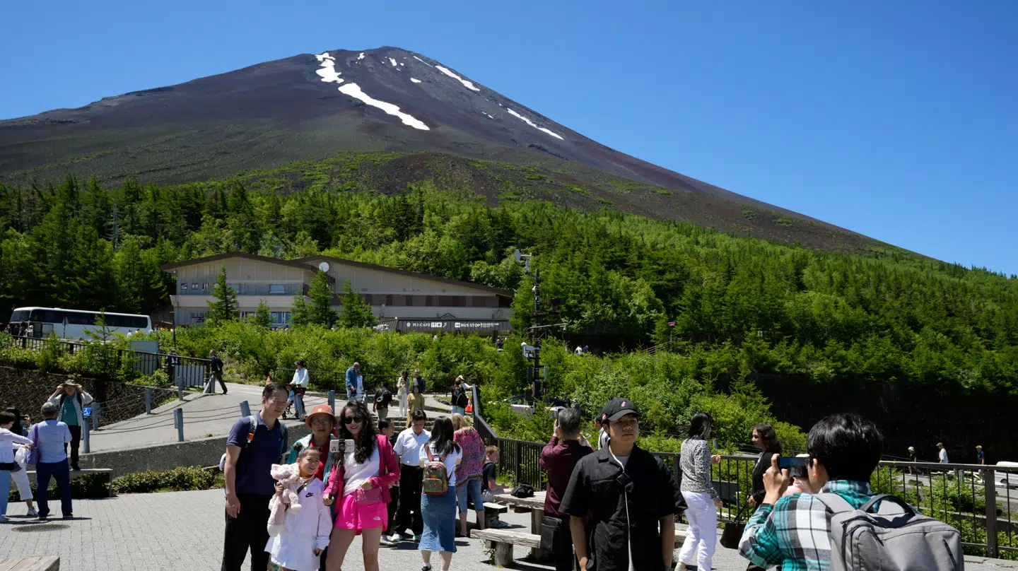 Japanske myndigheder har indført en fordoblet afgift på et af landets mest ikoniske naturoplevelser.