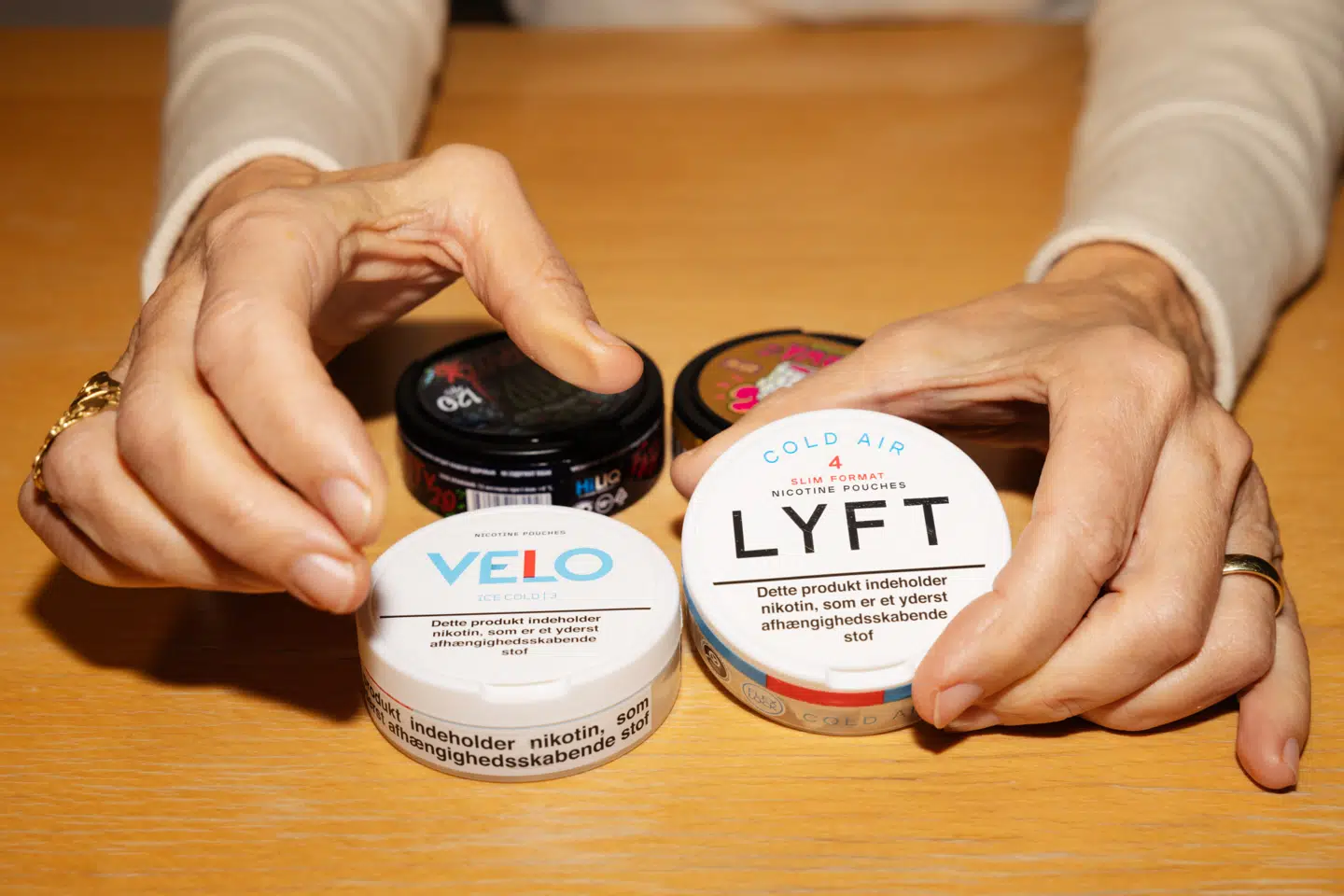 Mens almindelig brun snus er ulovligt at sælge i Danmark, er de hvide nikotinposer uden tobak blevet et stadig mere populært produkt, der især bruges af unge under 30.