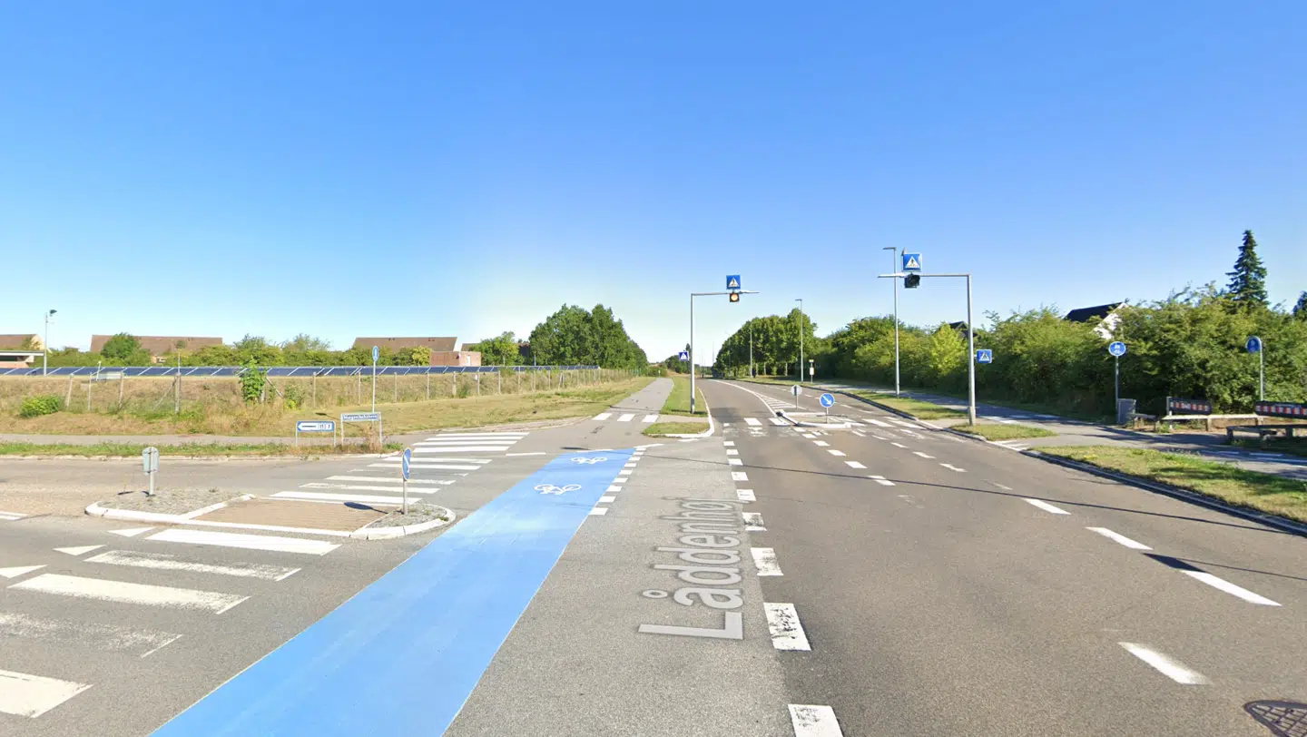 Det var ved krydset mellem Låddenhøj og Margrethehåbsvej i det vestlige Roskilde, at hændelsen tirsdag morgen fandt sted.