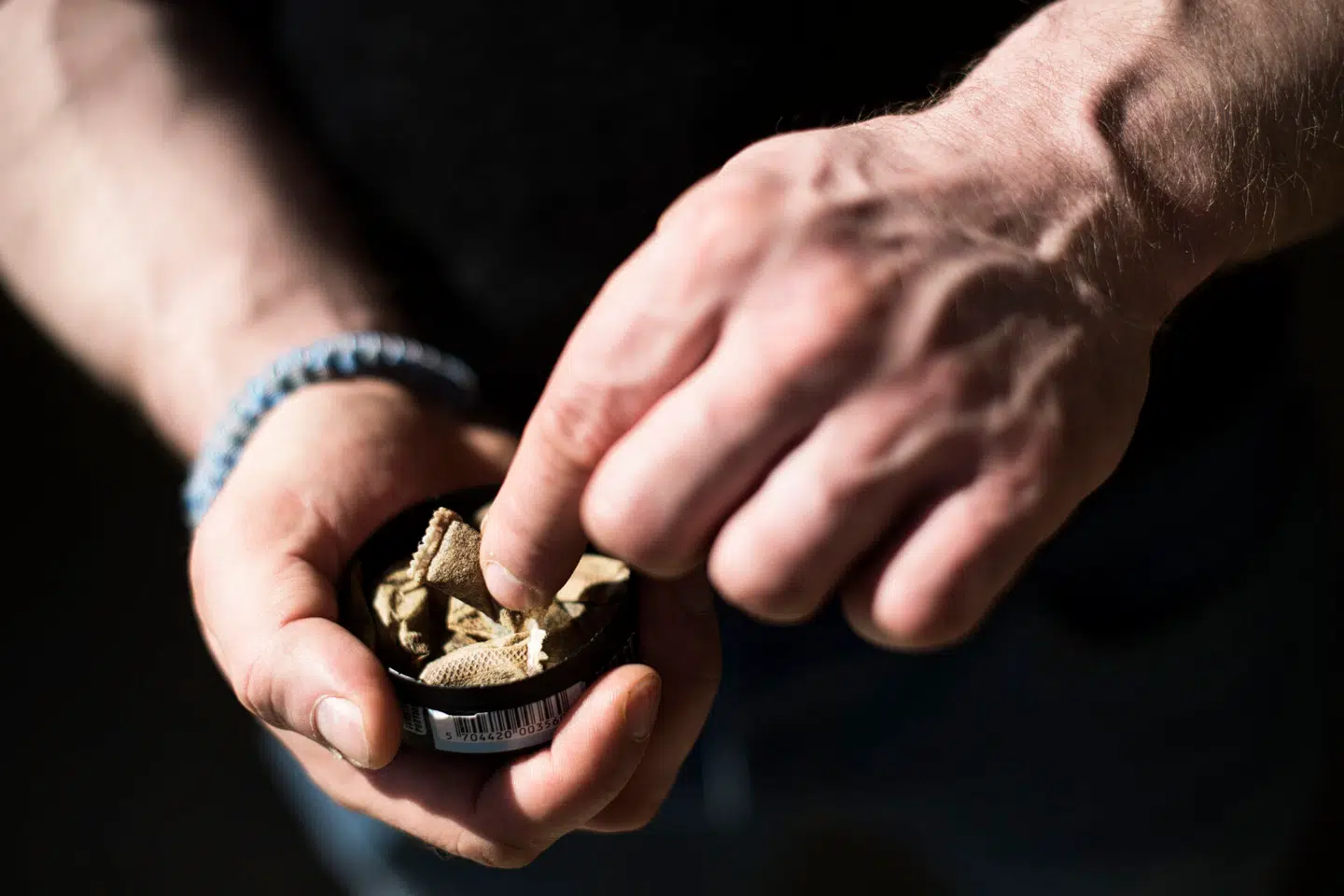 Som navnet måske antyder, kommer brun snus i en mørk farve modsat de hvide nikotinposer.