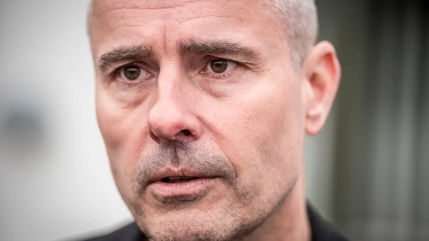 Den tidligere toppolitiker Henrik Sass Larsen er tiltalt i en alvorlig sag om store mængder børneporno og en børnesexdukke.