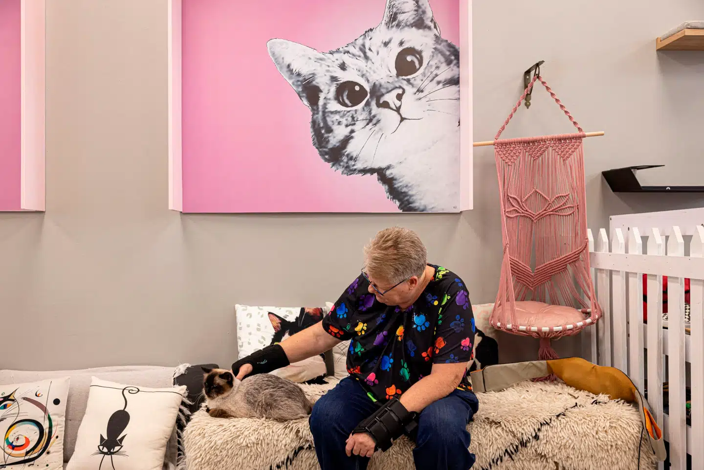 En kunde nusser en kat på Woodrock Cat Cafe i Kyalami, Sydafrika. Foto: Patrick Meinhardt, Scanpix