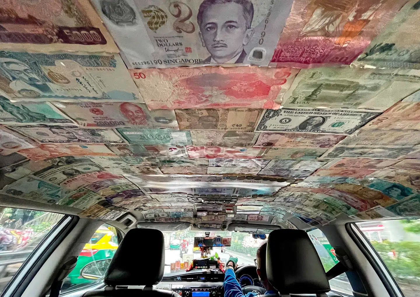 I dag tilbeder vi hård valuta som det stort set mest eftertragtede i vores jordiske liv. For 7.000 år siden blev vores materielle begær vakt af noget andet. Interiør i taxa i Bangkok.