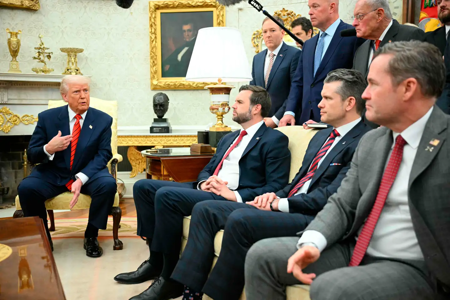 »De ringer til os.« Sådan lød det fra præsident Trump mandag, da han skulle forklare, hvorfor USA sender en håndfuld regeringsrepræsentanter til Grønland – på trods af klare afvisninger fra både Grønland og Danmark.