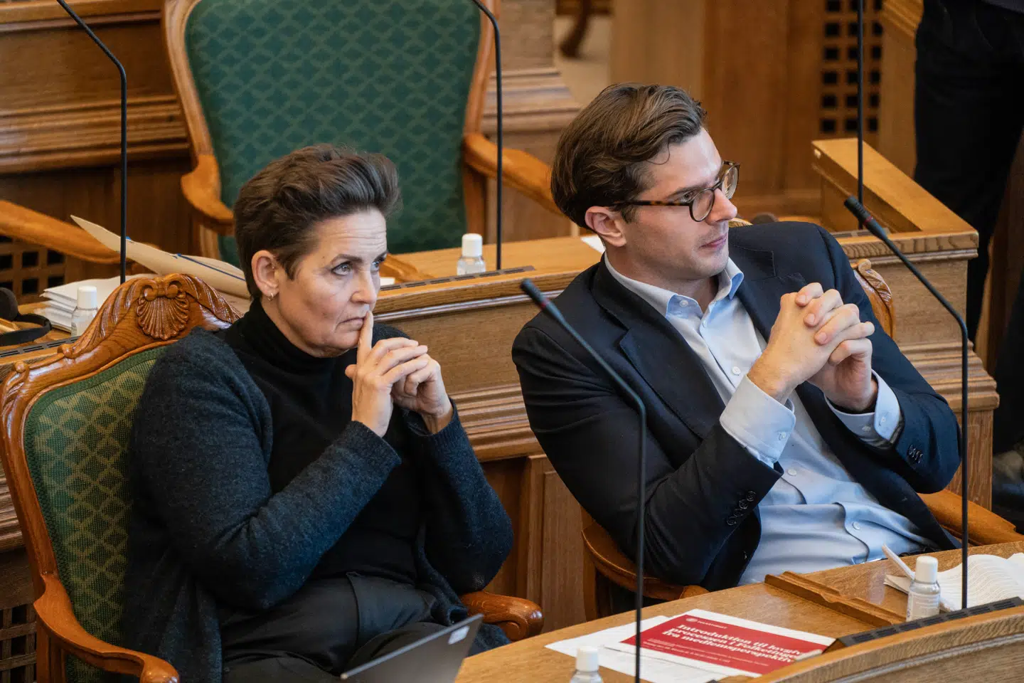 »Der er ikke råd til alting, og det kræver skarpe og upopulære politiske prioriteringer – en udfordring, som bliver grebet meget forskelligt an fra henholdsvis venstreorienteret og borgerlig side,« skriver Amalie Lyhne i denne leder. På billedet ses SFs formand, Pia Olsen Dyhr, og Liberal Alliances partileder, Alex Vanopslagh.