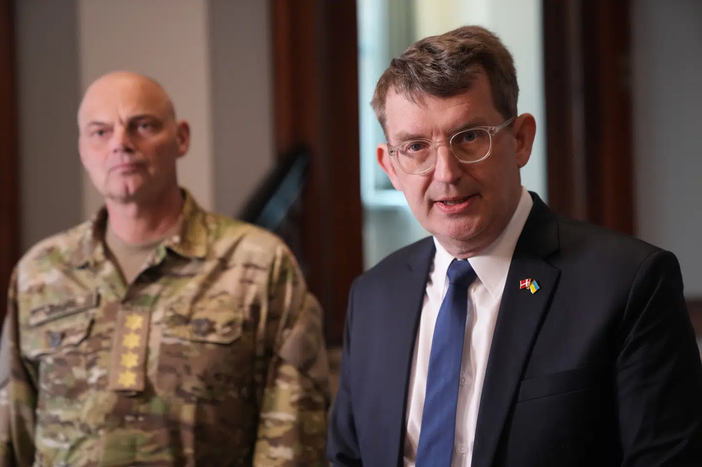 Forsvarsminister Troels Lund Poulsen (V) og forsvarschef Michael Hyldgaard holder doorstep i Forsvarsministeriet.