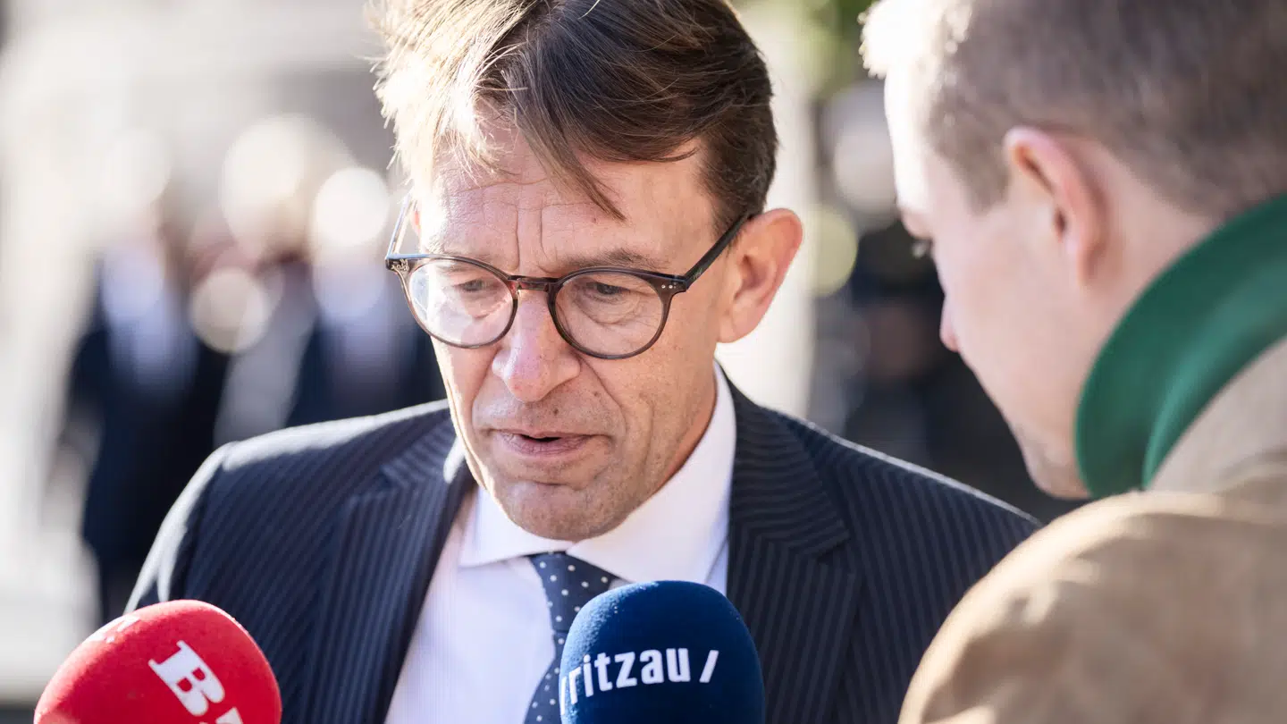 Løsgængeren Jeppe Søe fortryder, da han for åben mikrofon meldte sig ud af Moderaterne.