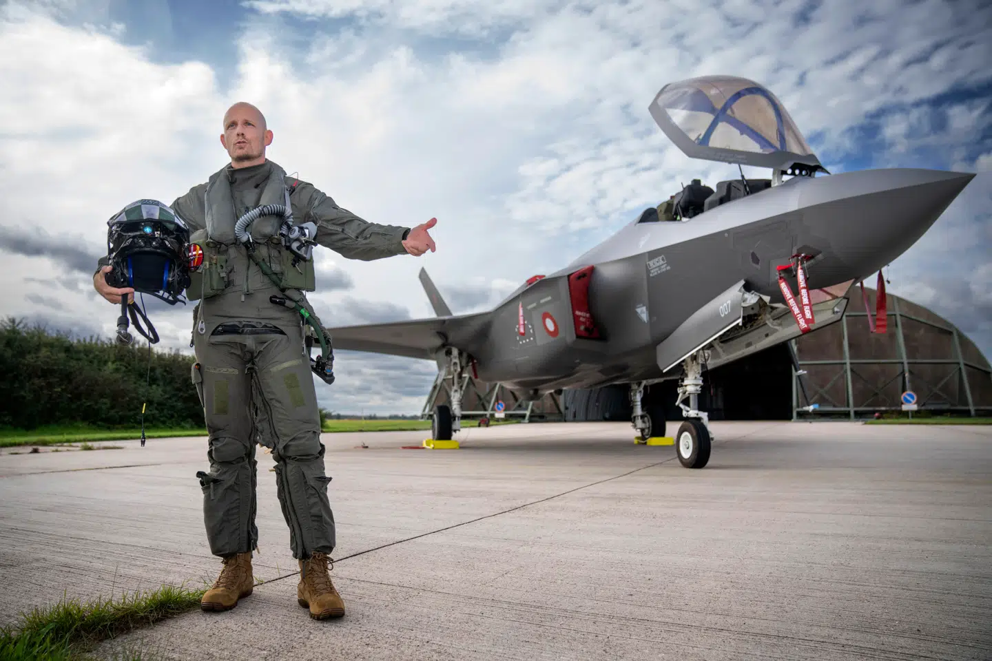Unge erhvervstalenter føler sig ikke længere nødsaget til at gå stille med dørene, hvis de arbejder med våben. Her præsenterer F-35-piloten med kaldenavnet PLA det første F-35-kampfly på dansk grund i september 2023. Foto: Bo Amstrup/Ritzau Scanpix