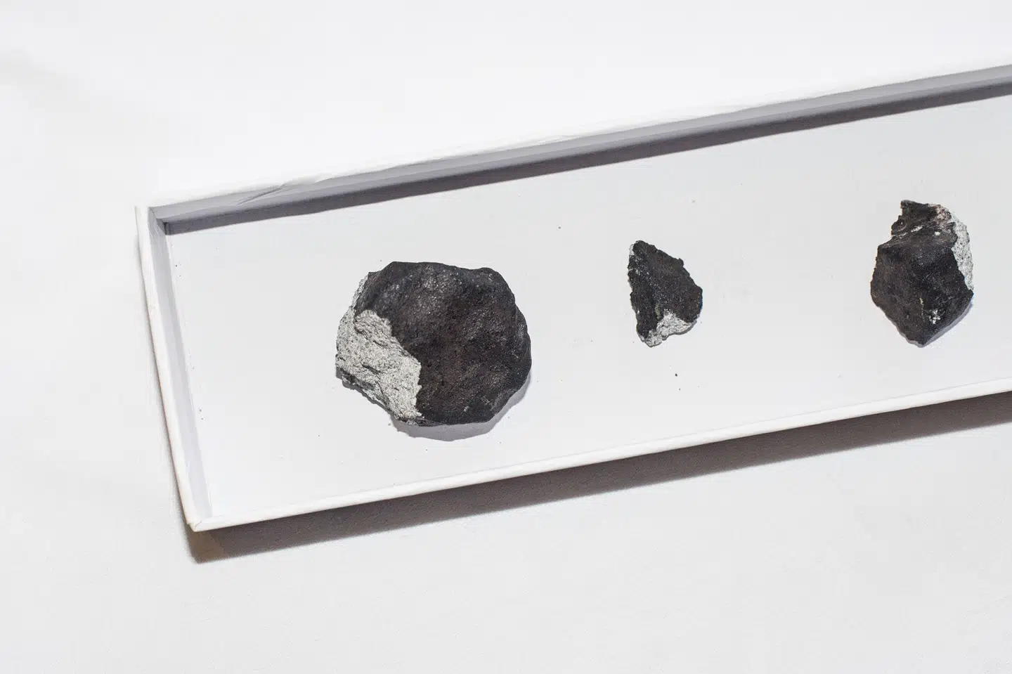 Kun syv gange har man fundet meteoritter herhjemme. Et af de største fund var i 2016, da en meteorit faldt ned vest for København. Billedet er et arkivfoto af noget af det fundne materiale.