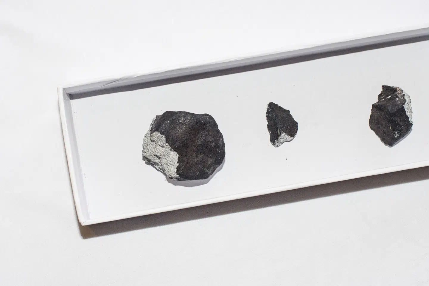 Kun syv gange har man fundet meteoritter herhjemme. Et af de største fund var i 2016, da en meteorit faldt ned vest for København. Billedet er et arkivfoto af noget af det fundne materiale.