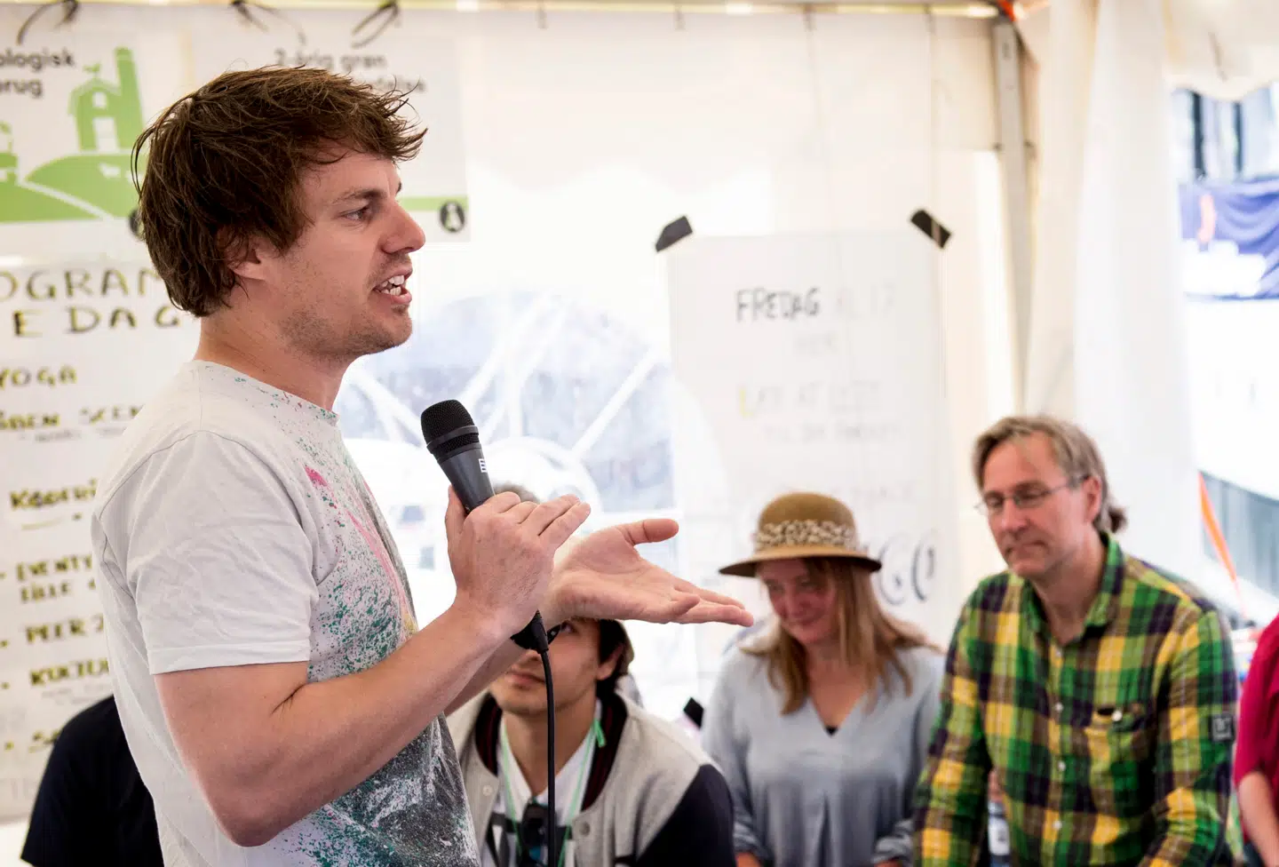 »Der er 2.400 kirker i Danmark, som den evangelisk lutherske kirke har råderetten over – og som den fejler eklatant med at fylde. Én af disse kirker åbner sidelokalerne for at møde anderledes troende – og så skal der spredes panik og had,« skriver Anders Stjernholm, der her er fotograferet under Folkemødet i Allinge i 2015.