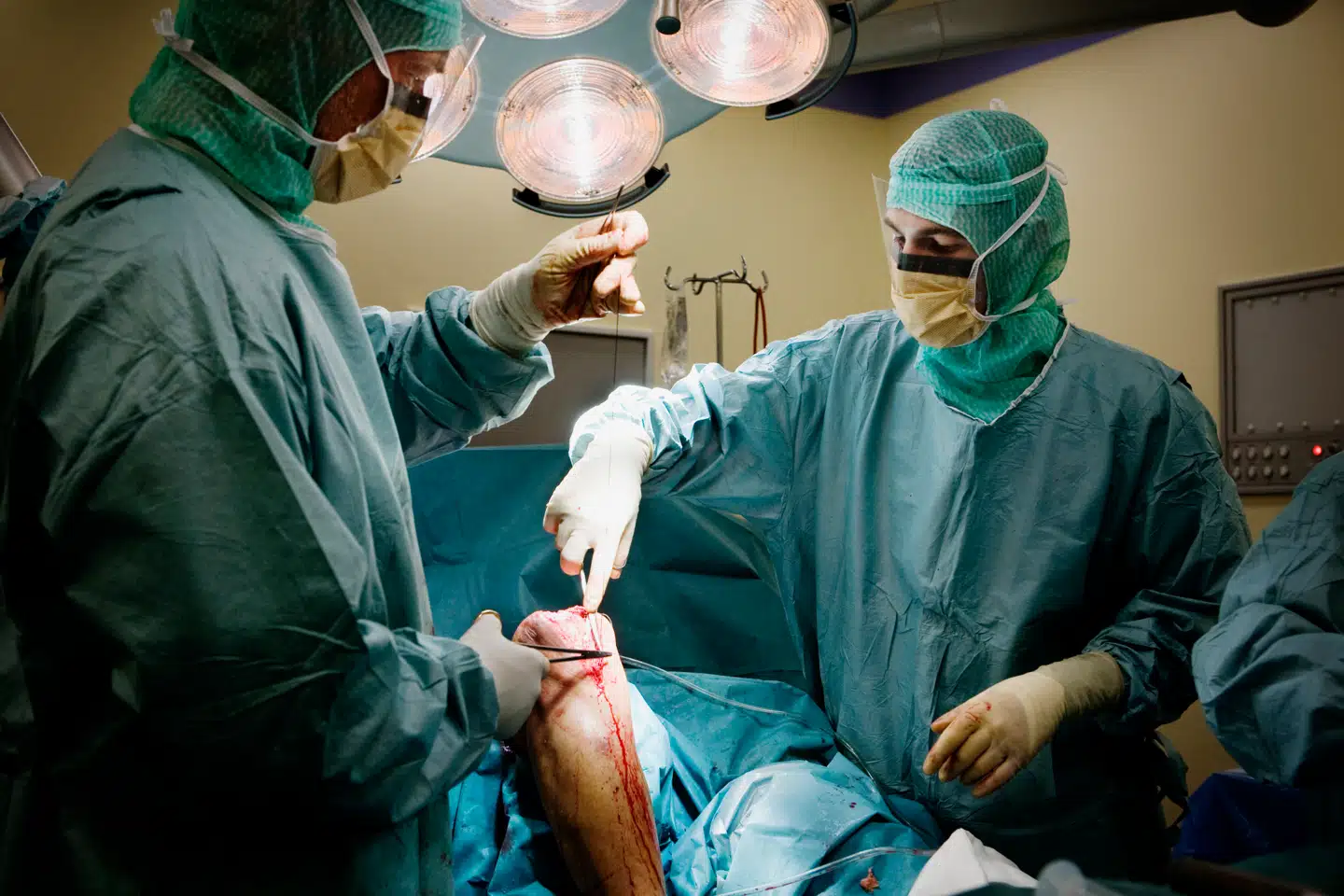 Mange patienter kan stadig komme til at vente længe på blandt andet en knæoperation. Men nu skruer regionerne ned for brugen af privathospitaler, som ellers har omfattende ledig kapacitet inden for ortopædkirurgien.