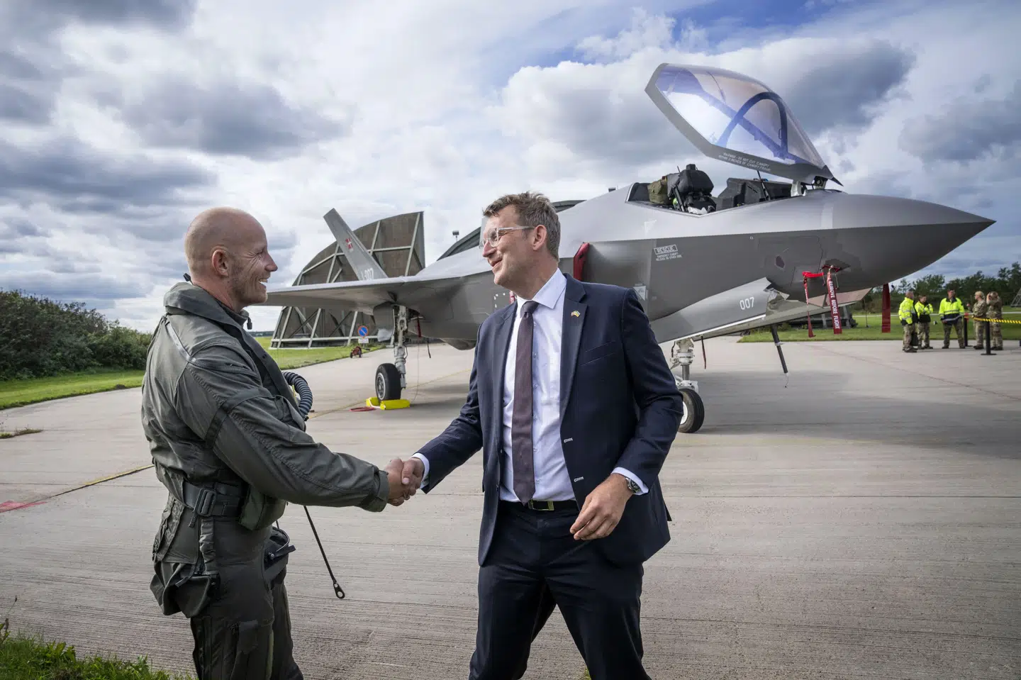 Forsvarsminister Troels Lund Poulsen (V) modtager de første F-35-kampfly på Flyvestation Skrydstrup i 2023. (Arkivfoto).