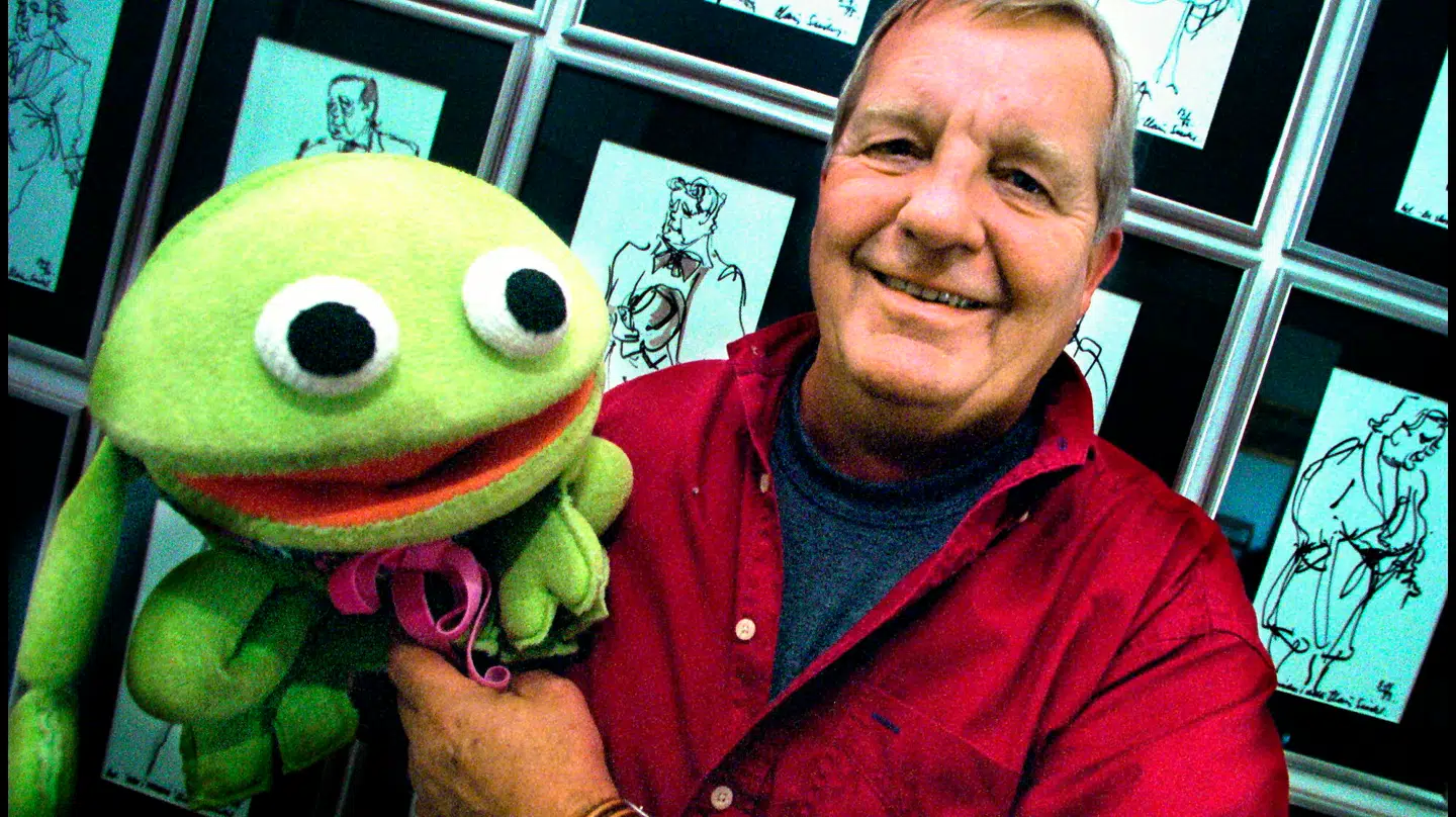 Kjeld Nørgaard med sin Kaj-dukke.