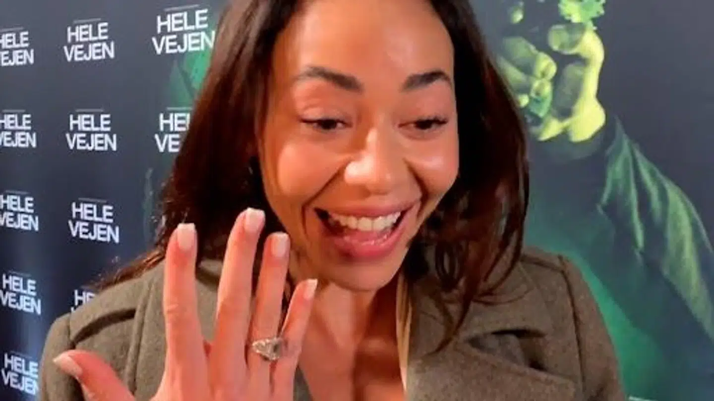 Sus Wilkins fremviser sin forlovelsesring.