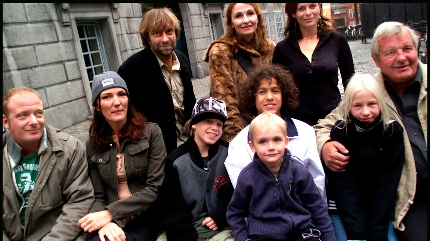 Skuespillerholdet da 'Jesus og Josefine' blev præsenteret tilbage i 2003. Yderst til højre ses Kjeld Nørgaard med armen om Pernille Kaae Høier.