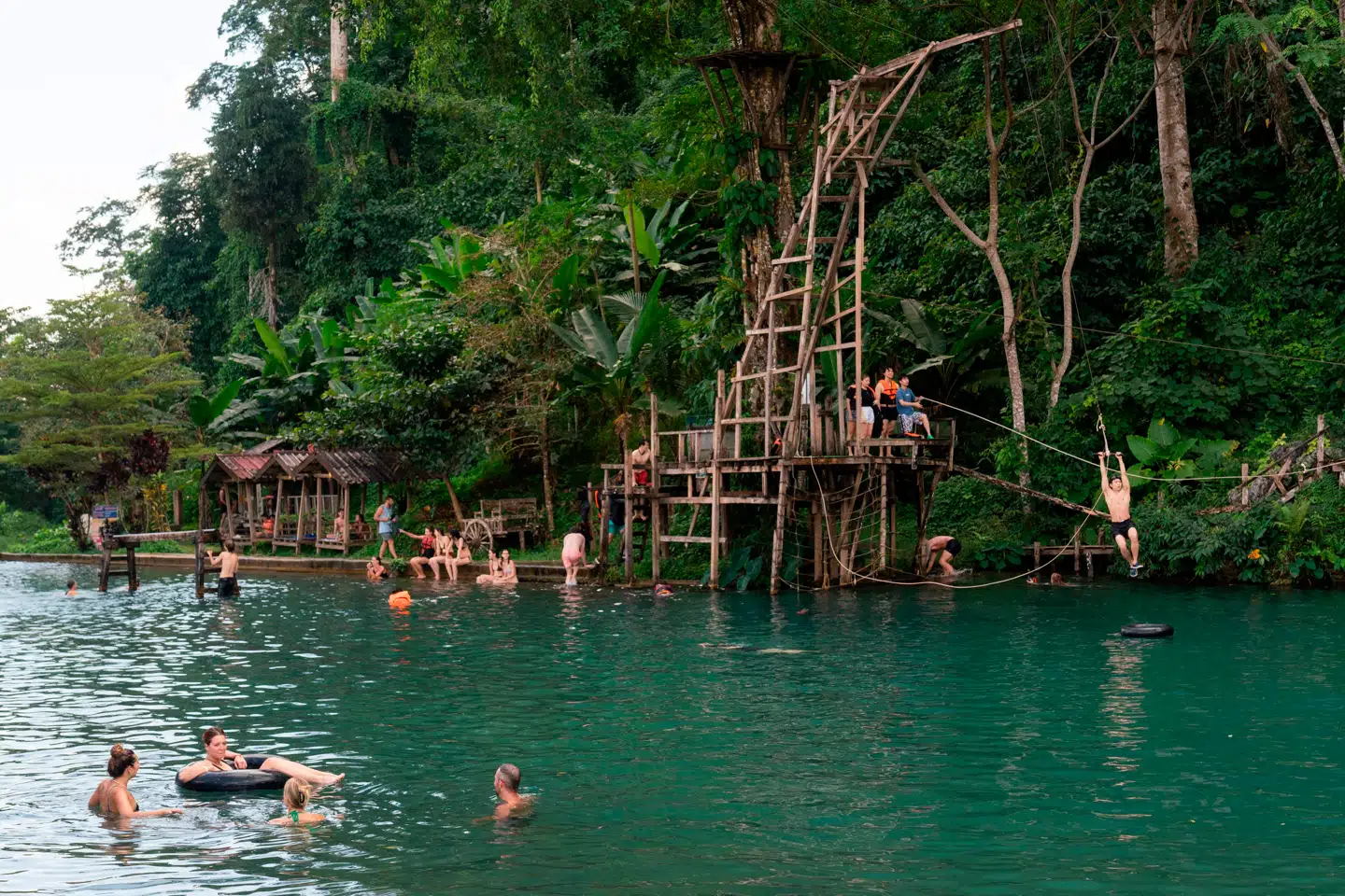 Laos er blevet kendt som et autentisk paradis for turister. Men et uopklaret mysterium om seks unges død fortæller en anden historie om landet. Her ses turister ved byen Vang Vieng.