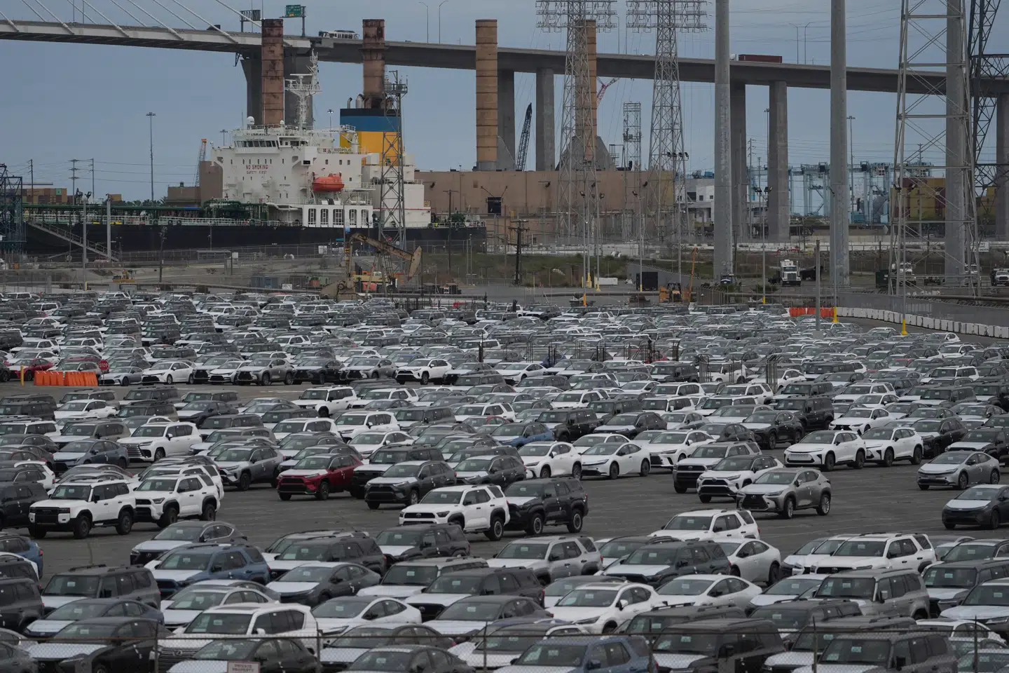 Toyota og de øvrige asiatiske bilproducenter oplever store kursfald efter Donald Trumps nye straftold på alle biler. Men også amerikanske bilproducenters aktiekurser dykker stort.