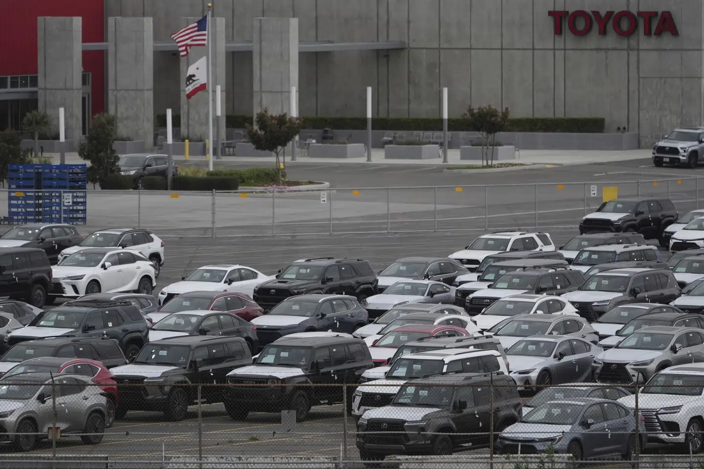 Nye biler fra japanske Toyota holder klar i den amerikanske delstat Californien og venter på at blive solgt til amerikanske bilister. (Arkivfoto).