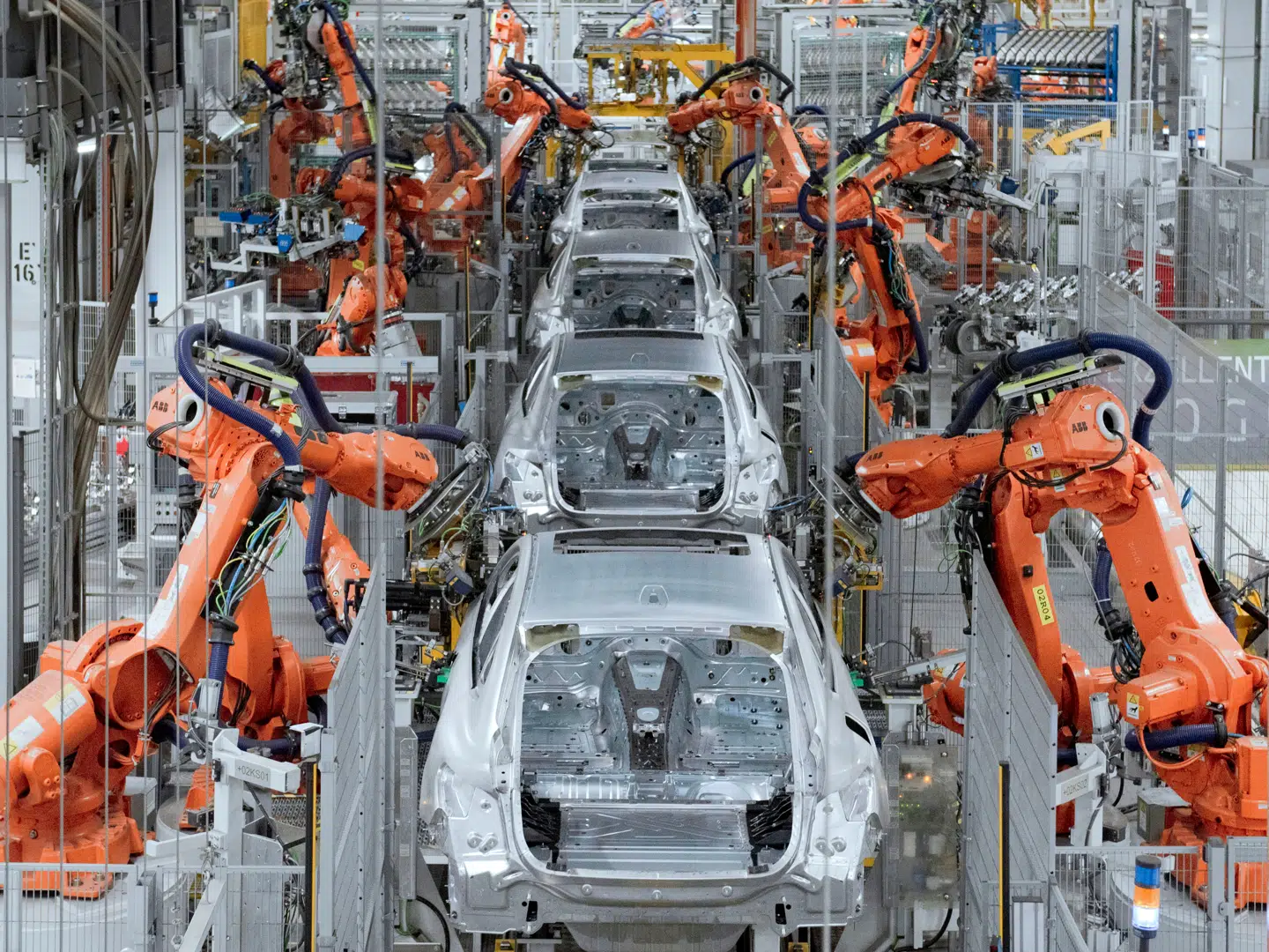 Den europæiske bilindustri med underleverandører – heraf mange danske – beskæftiger omkring 13,7 millioner mennesker og rammes derfor af den nye straftold på alle importerede biler, som Donald Trump indfører fra 3. april. Her et kik på tyske BMWs samlebånd i München.