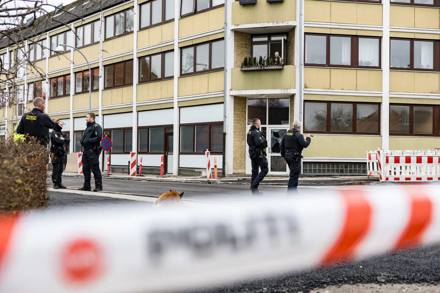Gerningsstedet ved Roskilde Sygehus torsdag morgen den 27. marts 2025. Chauffør fra Flextrafik er i kritisk tilstand efter at være blevet stukket med kniv ved Roskilde Sygehus torsdag morgen. Det skriver Midt- og Vestsjællands Politi i en pressemeddelelse.