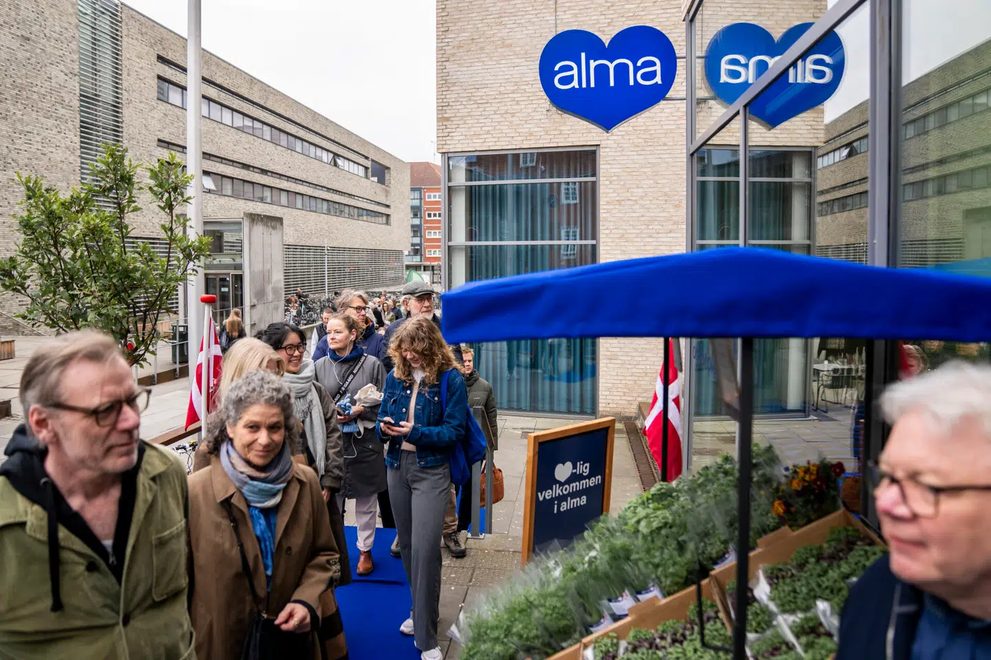 Kø foran den nye supermarkedskæde Alma, der i dag åbnede sin første butik. Foto: Ida Marie Odgaard, Scanpix