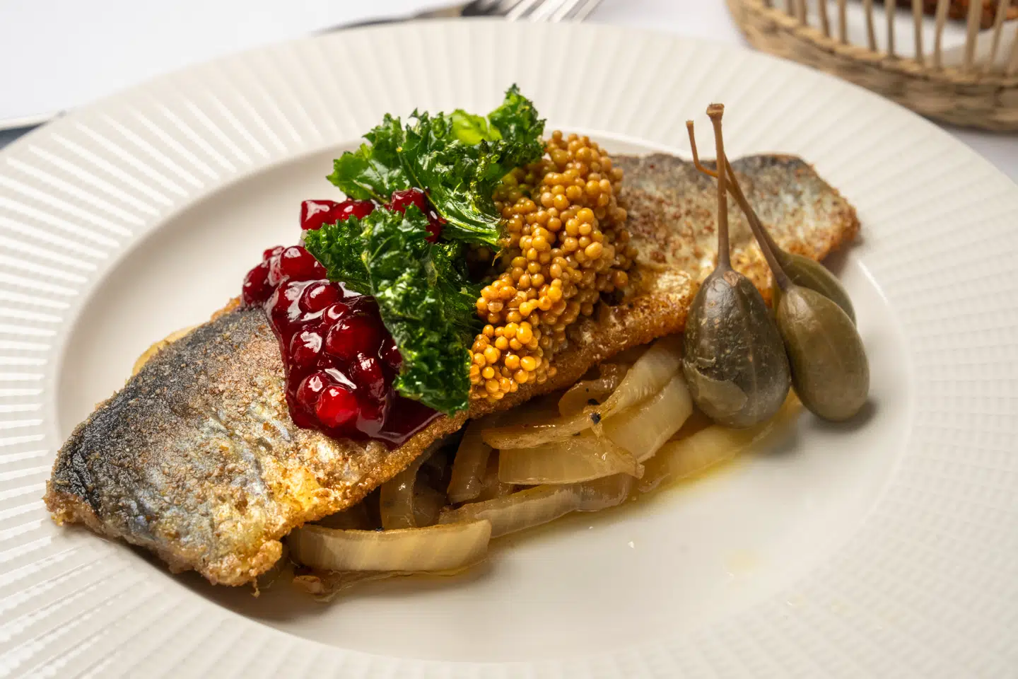 Saltstegt sild er oprindeligt en ret fra Østersø-regionen, men den er begyndt at dukkede op på flere af landets bedre traditionelle smørrebrødsrestauranter.