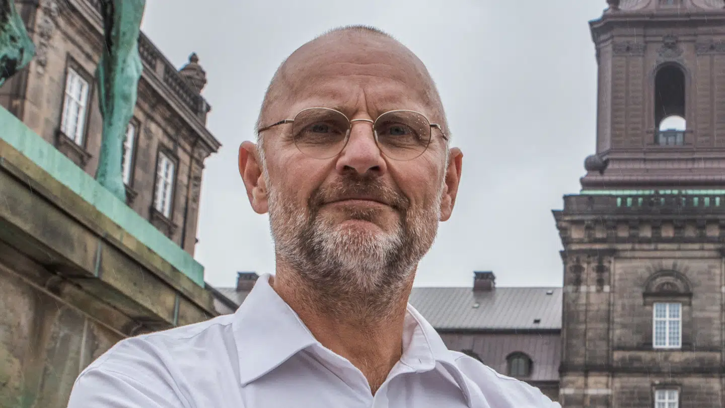 B.T.s politiske analytiker, Henrik Qvortrup, vurderer, at statsminister Mette Frederiksen med overvejende sandsynlighed holder vejret frem til morgendagens amerikanske besøg.