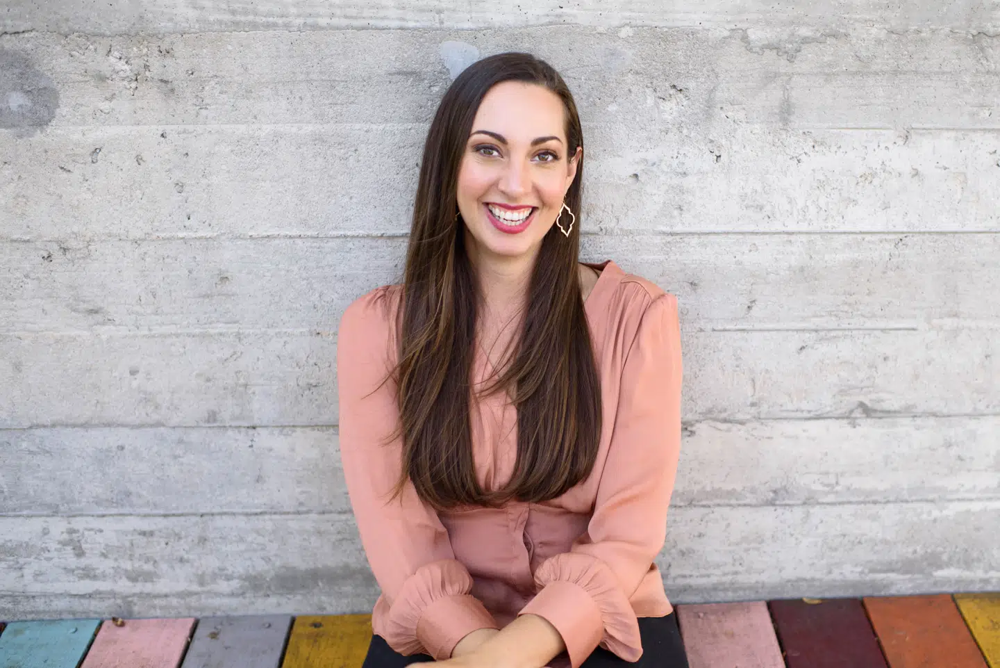 Vanessa Van Edwards er bestsellerforfatter, foredragsholder og underviser på Harvard. Hun specialiserer sig i sociale kompetencer og ved, hvordan man lærer at fremstå mere karismatisk og selvsikker.