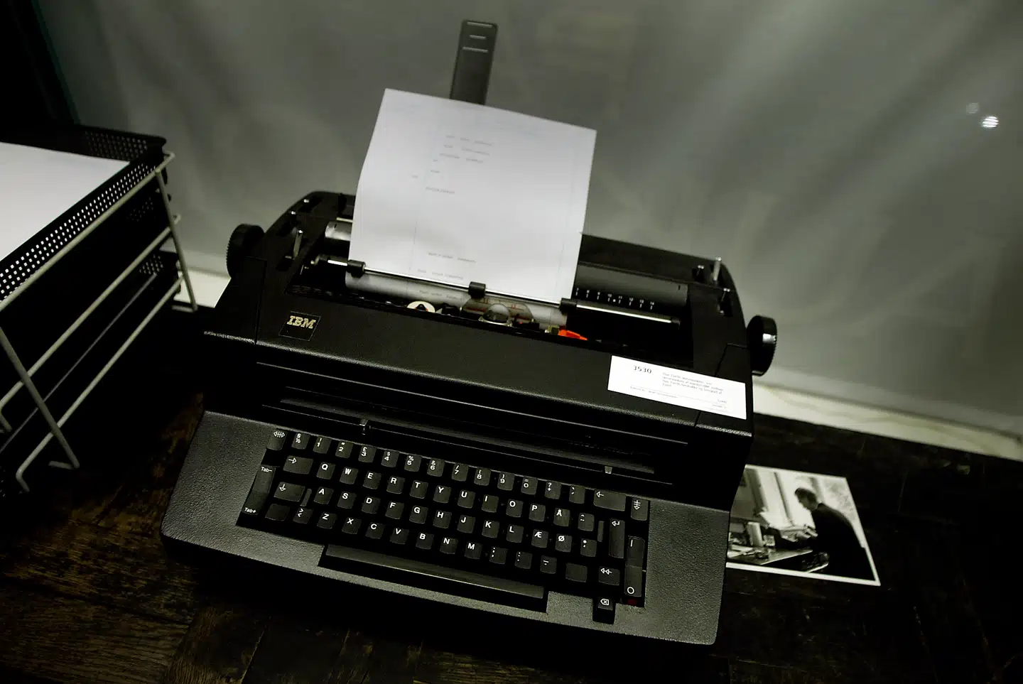 »Jeg stiller ingen store krav. Jeg skal nok selv skaffe skrivemaskinen. Ja, jeg har den faktisk allerede et sted oppe på loftet,« skriver Sune Kragelund.