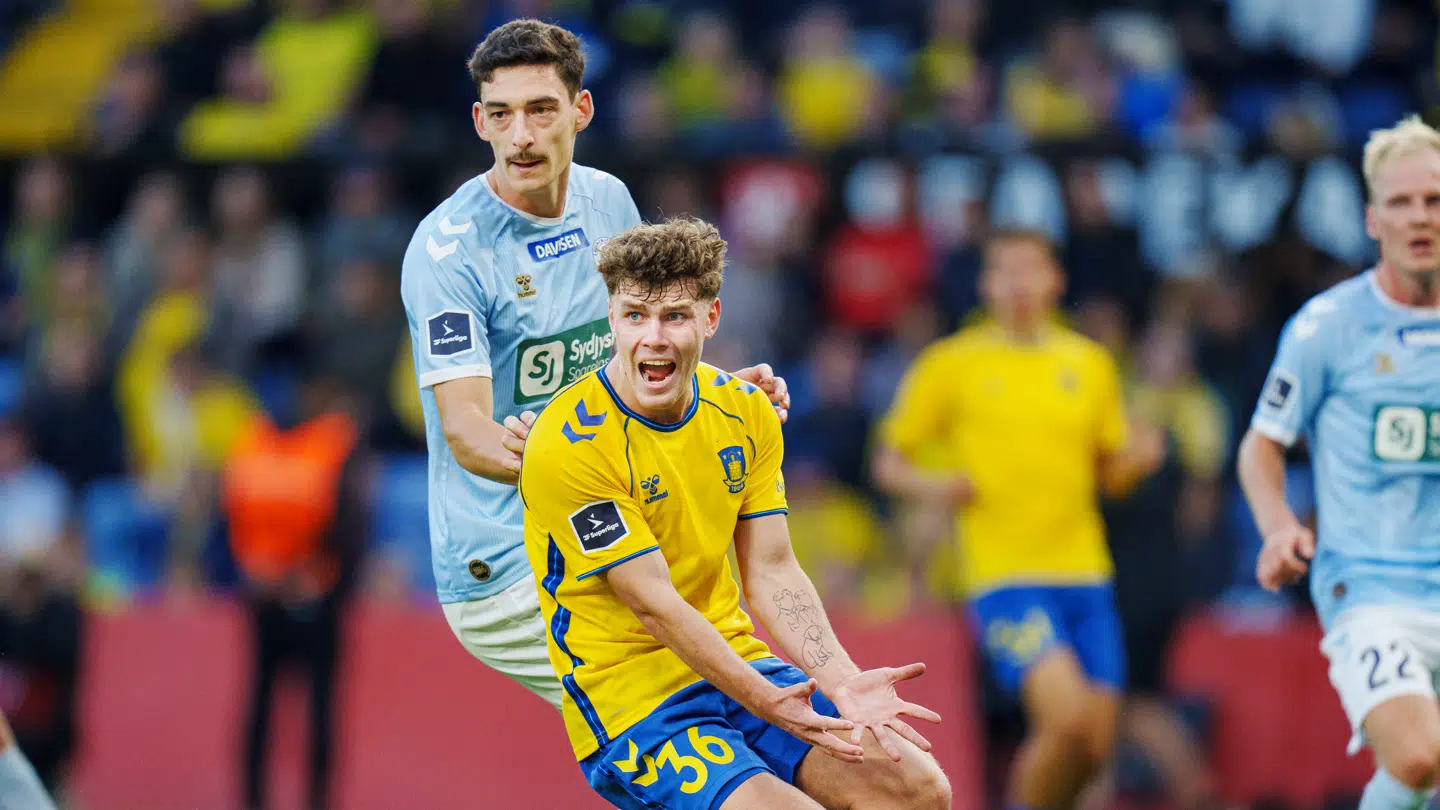 Maxime Soulas i duel med Mathias Kvistgaarden. Soulas har spillet 111 kampe for Sønderjyske.