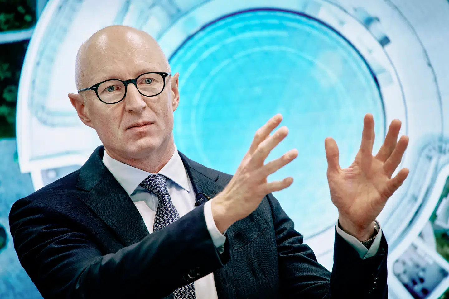 Skal Novo Nordisks administrerende direktør, Lars Fruergaard Jørgensen, nedjustere forventningerne til 2025? Det mener storbank, at han bør efter de markante aktiedyk.