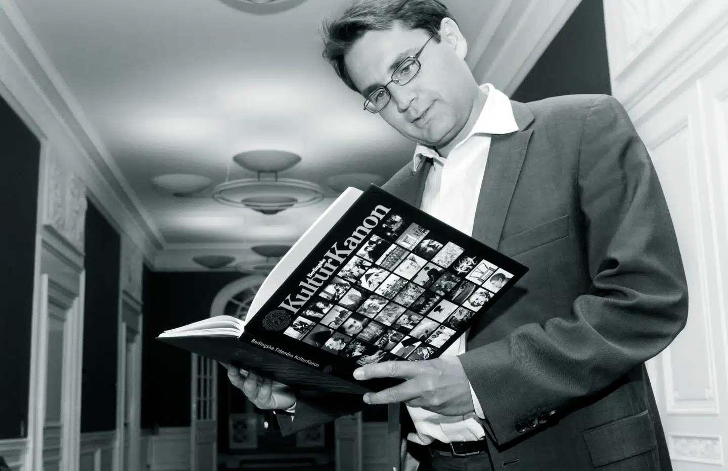 Daværende kulturminister Brian Mikkelsen fik også Berlingske Tidendes bud på en kulturkanon i hænde. Arkivfoto: Morten Juhl