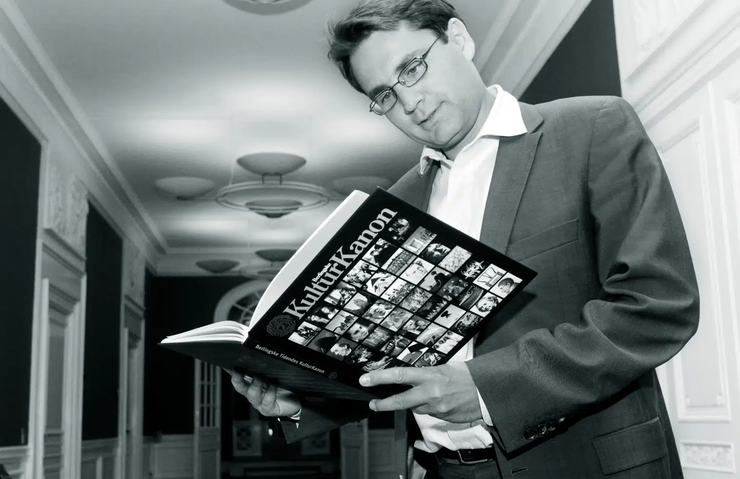 Daværende kulturminister Brian Mikkelsen fik også Berlingske Tidendes bud på en kulturkanon i hænde. Arkivfoto: Morten Juhl