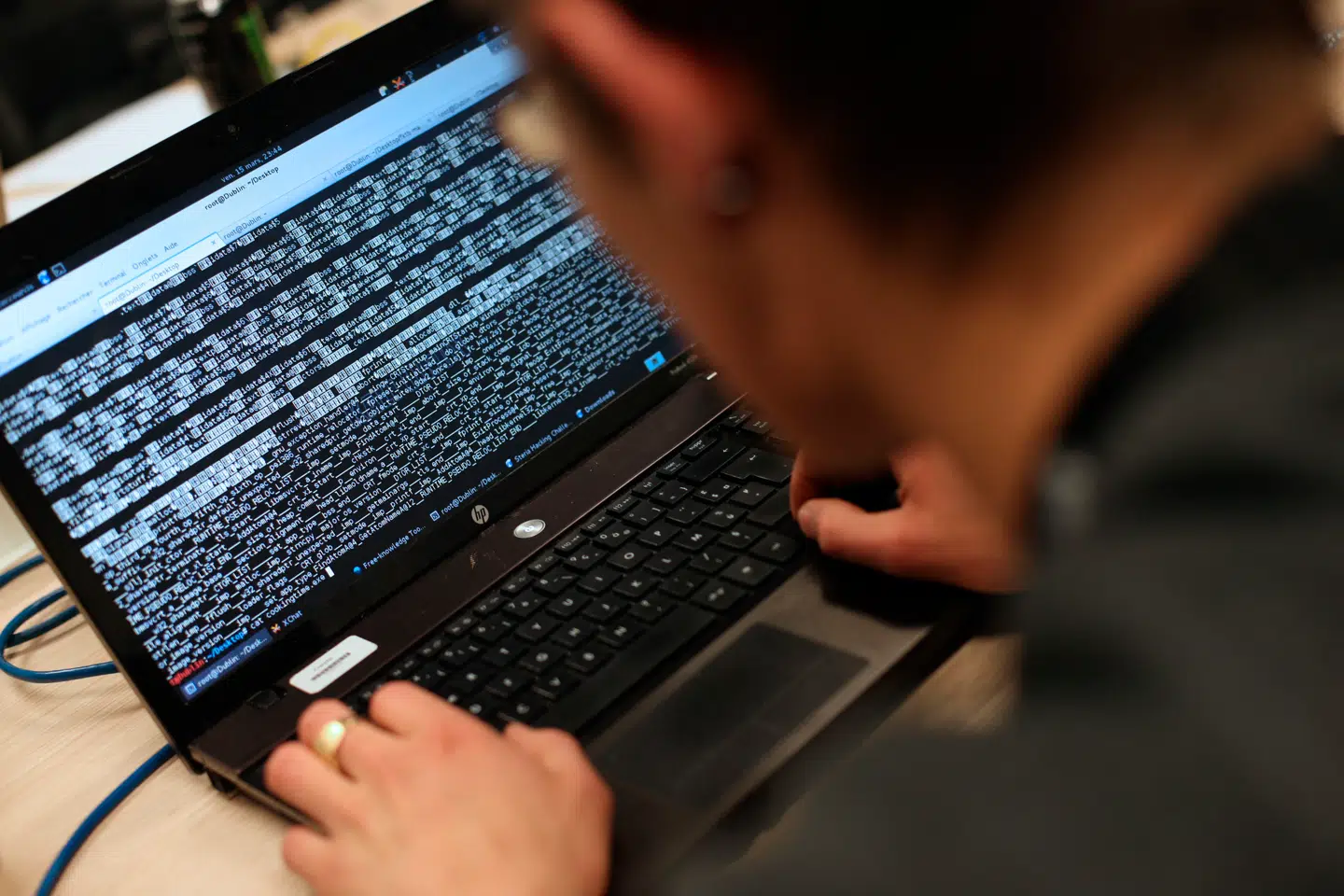 Ifølge Christian Damsgaard Jensen er en af de afgørende forskel ved, at hackerne har fået adgang til kunstig intelligens, den såkaldte »force multiplier« – at en enkelt hackers evner og muligheder bliver kraftigt forstærket.