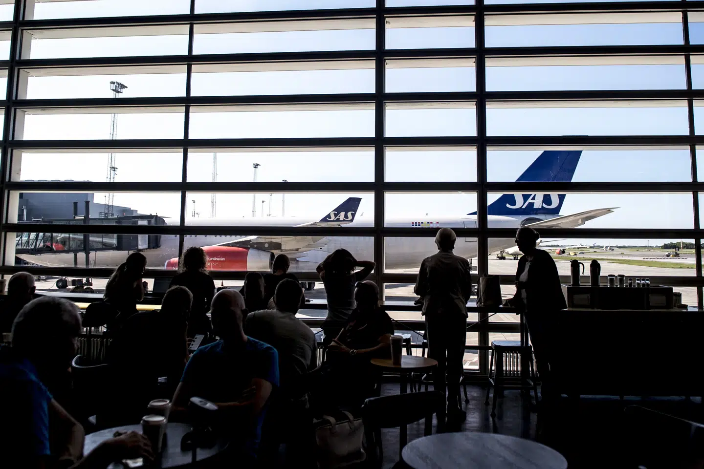 Når man fra 2027 rejser med metro, tog eller bus det sidste stykke til lufthavnen i Kastrup vil det koste 20 kroner oveni den almindelige billetpris. (Arkivfoto).