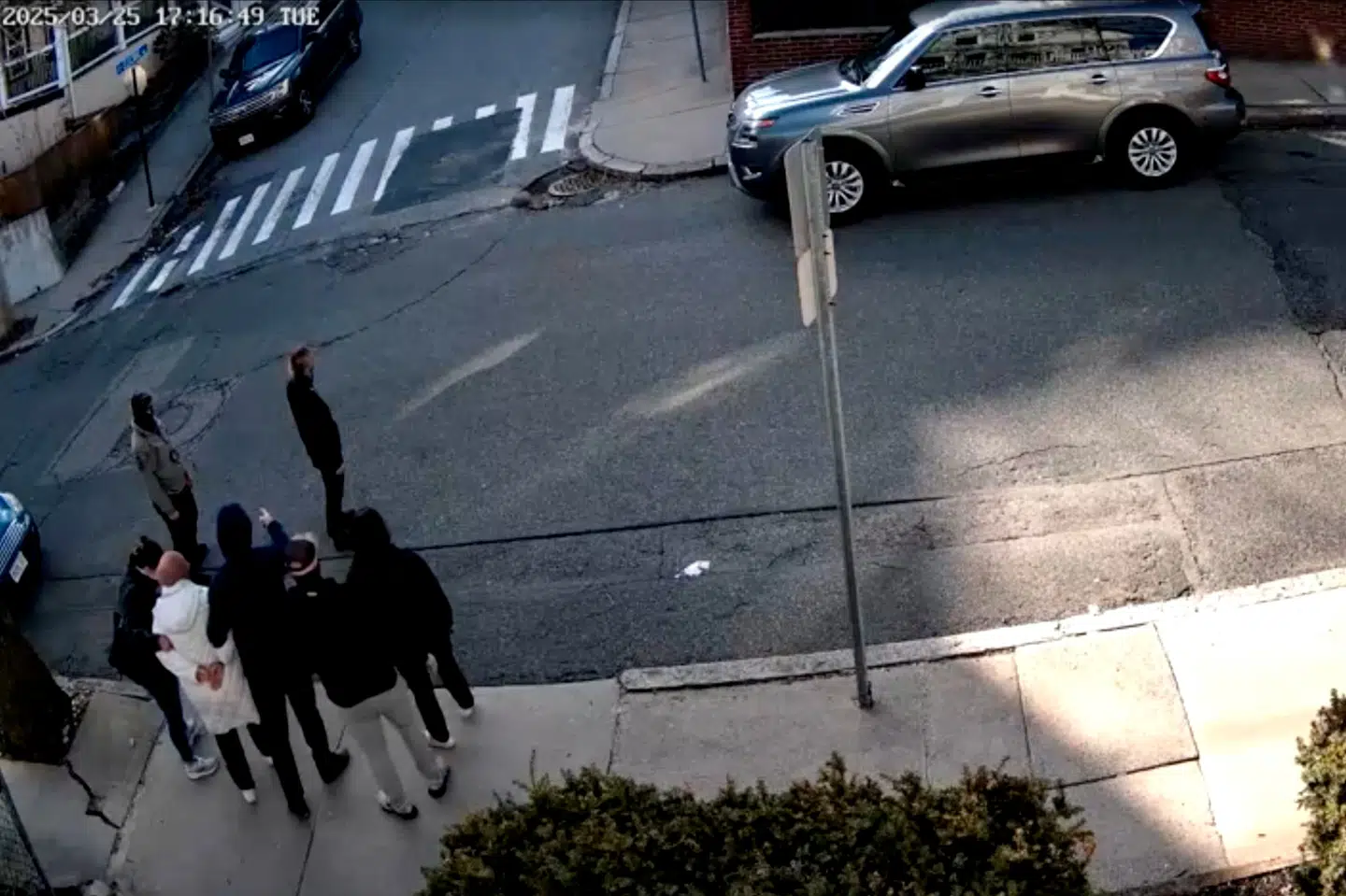 En videoovervågning viser, hvordan maskerede betjente i civilt tøj anholdte Rumeysa Ozturk, en tyrkisk studerende, tirsdag nær Boston.