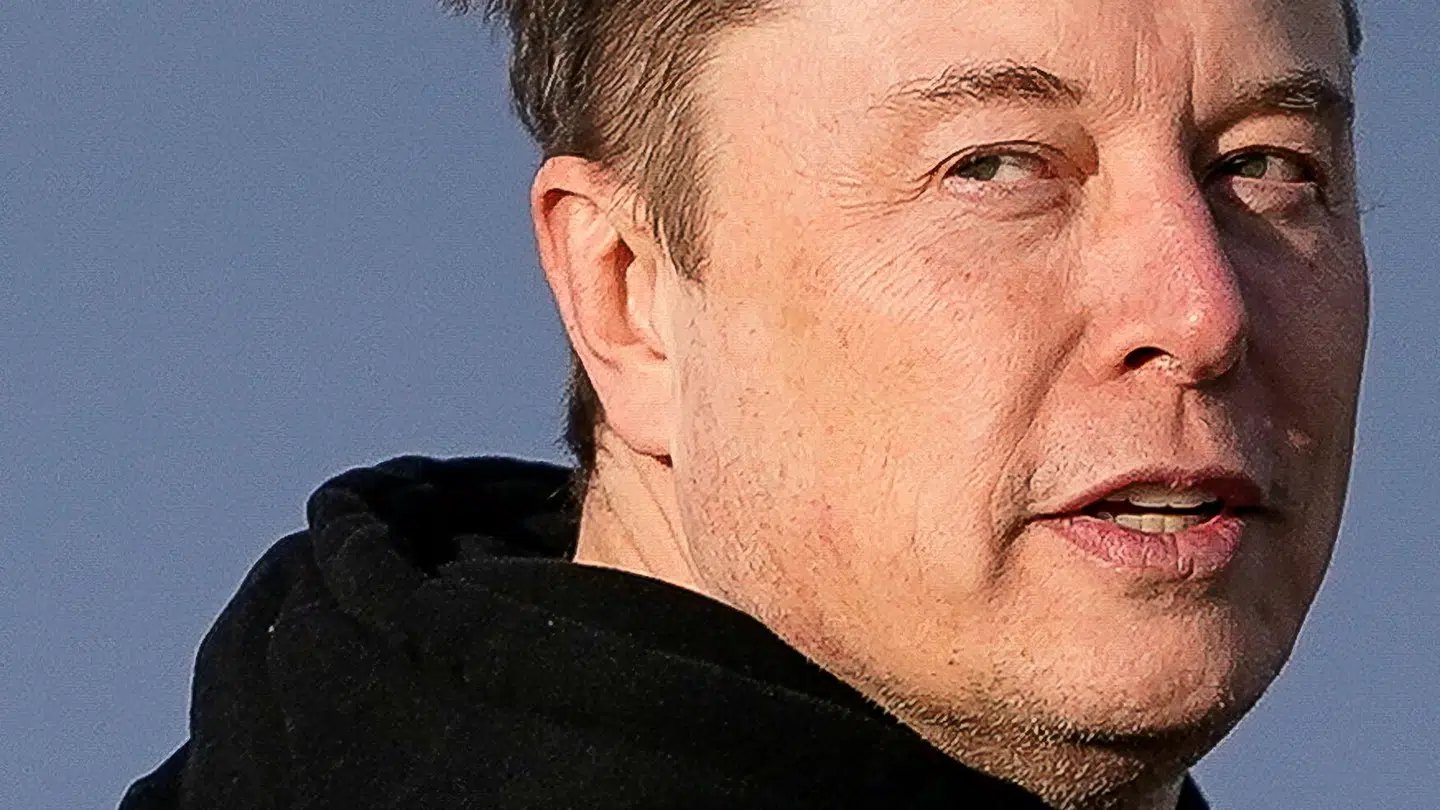 Elon Musk, der er verdens rigeste mand og ejer Tesla, SpaceX og X, ses her stige om bord på Air Force One den 22. marts.
