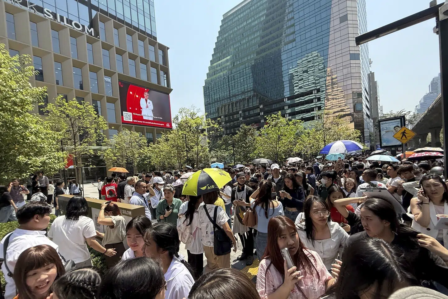 Folk strømmer ud på gaderne i Bangkok under kraftigt jordskælv.