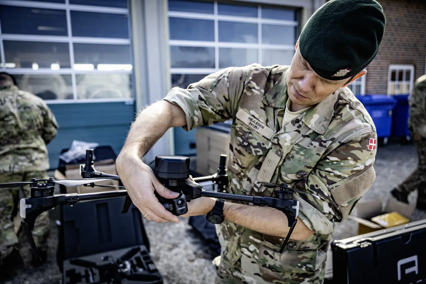 Hæren har for nylig modtaget nye droner, som her pakkes ud på Varde Kaserne. (Arkivfoto).