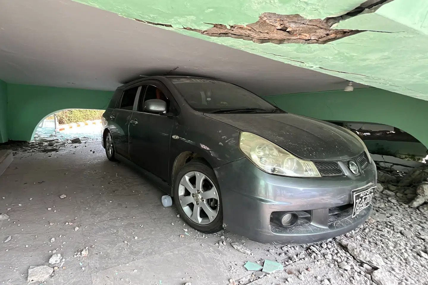 Kollapset tag er faldet ned på bil ved et hospital i Myanmar efter kraftigt jordskælv.