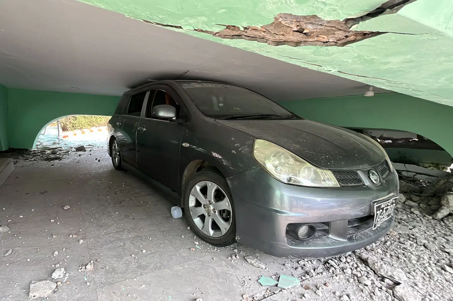 Kollapset tag er faldet ned på bil ved et hospital i Myanmar efter kraftigt jordskælv.