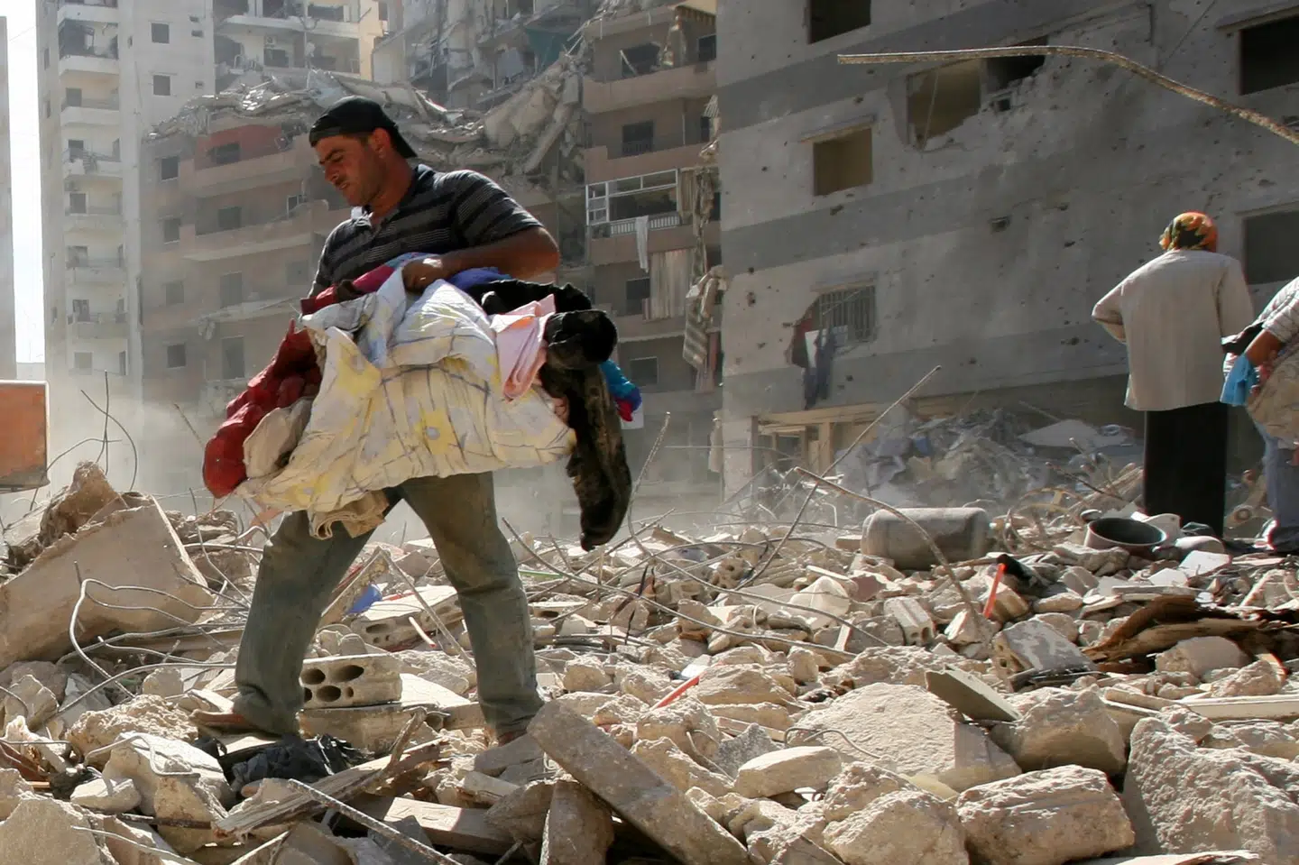 En mand går rundt i ruinerne i Beirut under krigen mellem Hizbollah og Israel i september sidste år. (Arkivfoto).