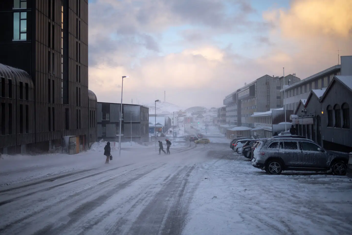 Opret hurtigt »Grønlands Garde« – en deling soldater rekrutteret af lokale grønlændere. Iklæd dem uniformer påsyet det grønlandske og danske flag på ærmet og lad dem paradere gennem Nuuks gader og stå fanevagt ved grønlandske institutioner.