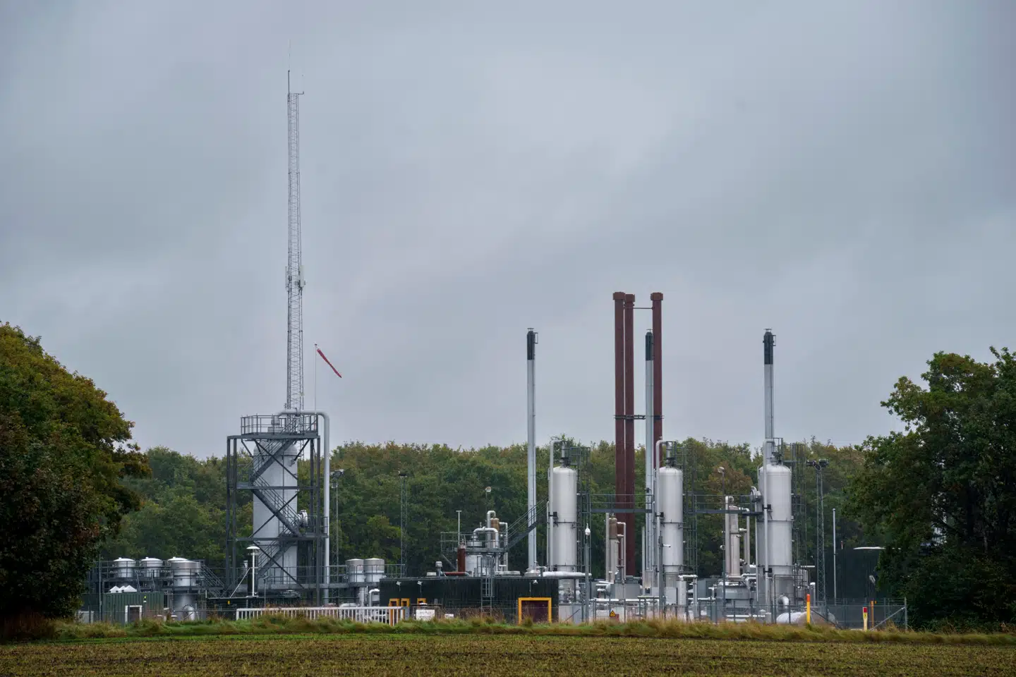 »EU må tilsvarende ændre kurs med en erkendelse af, at der er behov for at fremme europæisk produktion af især naturgas til erstatning for den importerede,« skriver Ole P. Kristensen i denne leder. Her ses Lille Torup Gaslager ved Lille Torup, nord for Viborg. Gaslageret ved Lille Torup er det ene af Danmarks to underjordiske naturgaslagre.