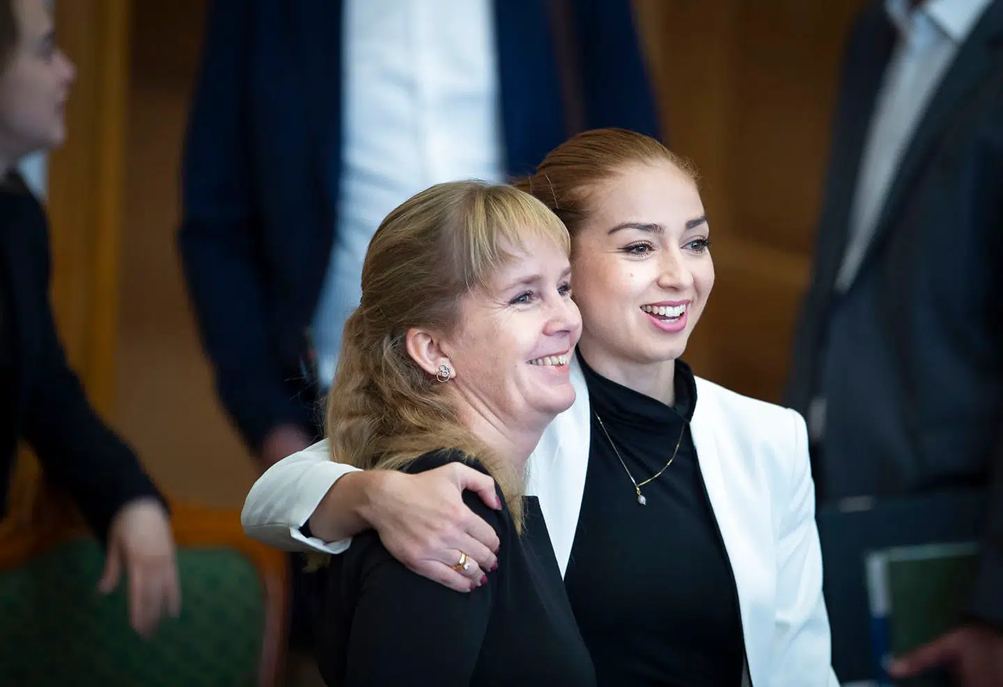 De Radikales skatteordfører, Kathrine Olldag (tv), har sammen med erhvervslivet kæmpet mod regeringens lovforslag, der hæver skatten på generationsskifte i virksomheder, fordi der er usikkerhed om værdiansættelsesgrundlaget. Nu slår de Radikale bak.