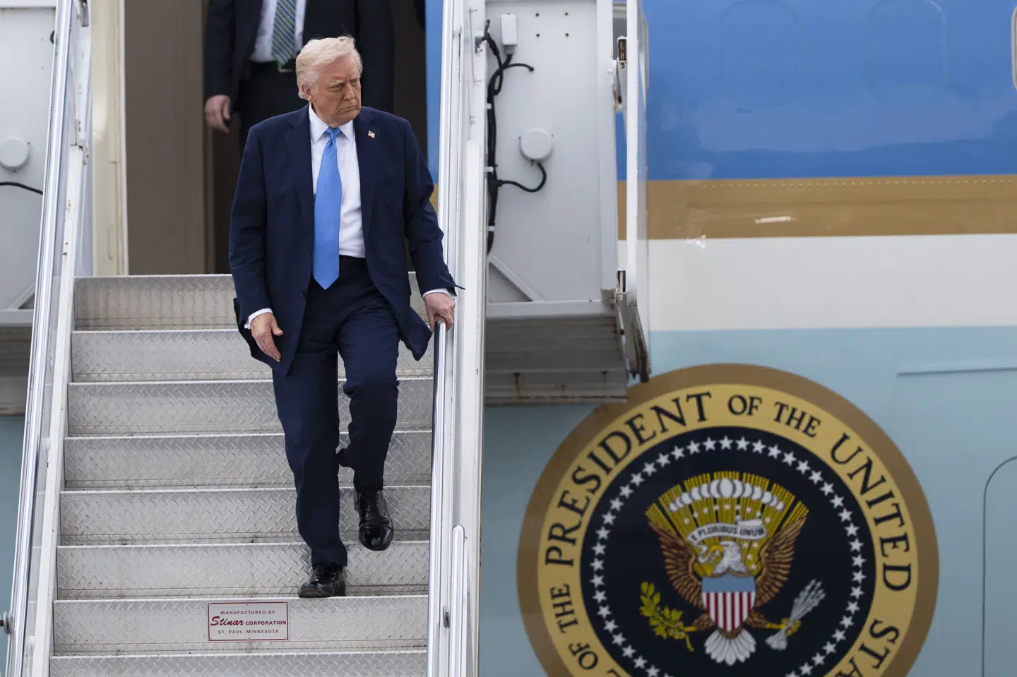 Donald Trump fortæller, at flere lande henvender sig for at lave aftaler for at undgå amerikansk importtold. Hvis USA får noget til gengæld, er han parat til at indgå aftaler.