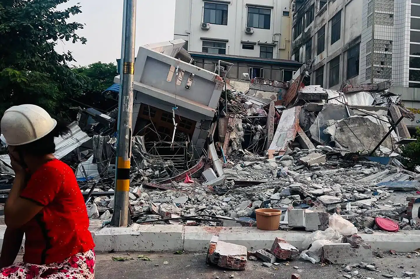 Jordskælv nær Mandalay har fået bygninger til at kollapse i både Myanmar og i Thailand. 1002 personer er tidligt lørdag morgen meldt døde.