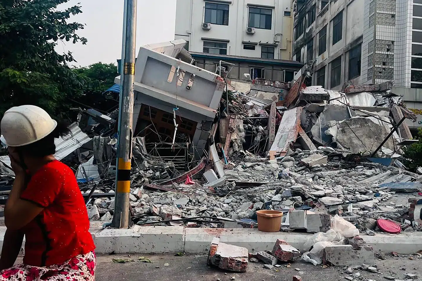 Jordskælv nær Mandalay har fået bygninger til at kollapse i både Myanmar og i Thailand. 1002 personer er tidligt lørdag morgen meldt døde.