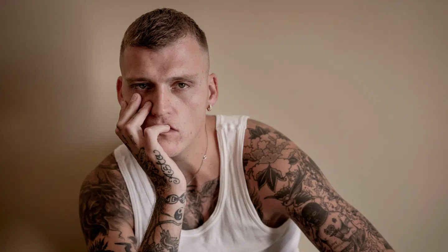 Den 29-årige skuespiller Sebastian Bull åbner op om sin fortid.